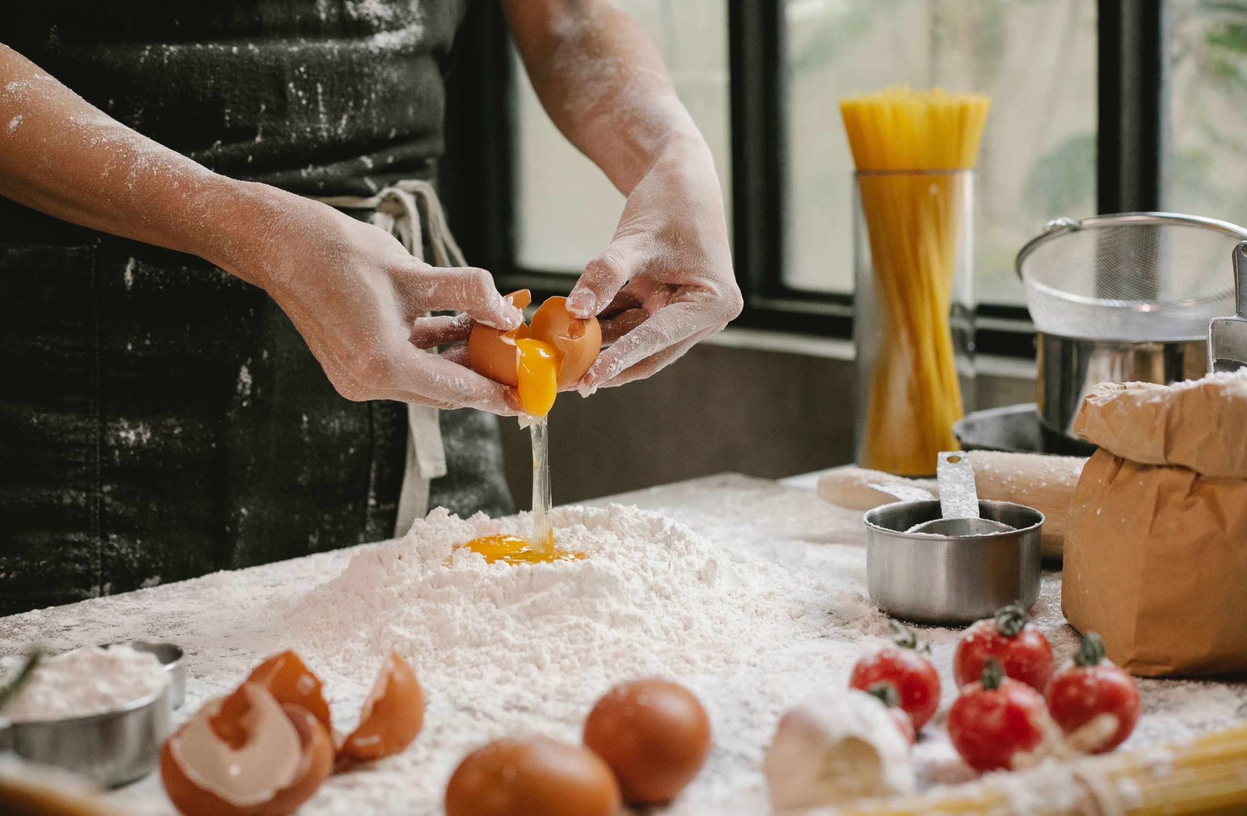 Persona preparando pasta