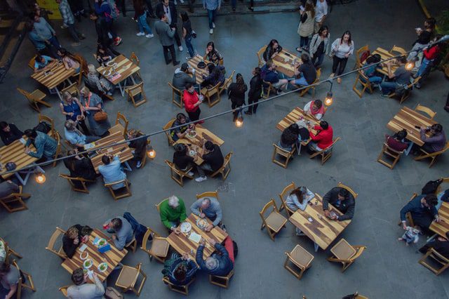 Vista superior de un restaurante con muchas personas comiendo