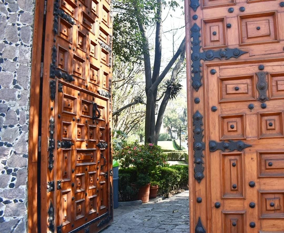 Portón de madera y jardín